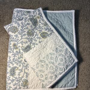 Madison Park Quilted Pillow shams (2) Kg Sz Quilted Floral Blues